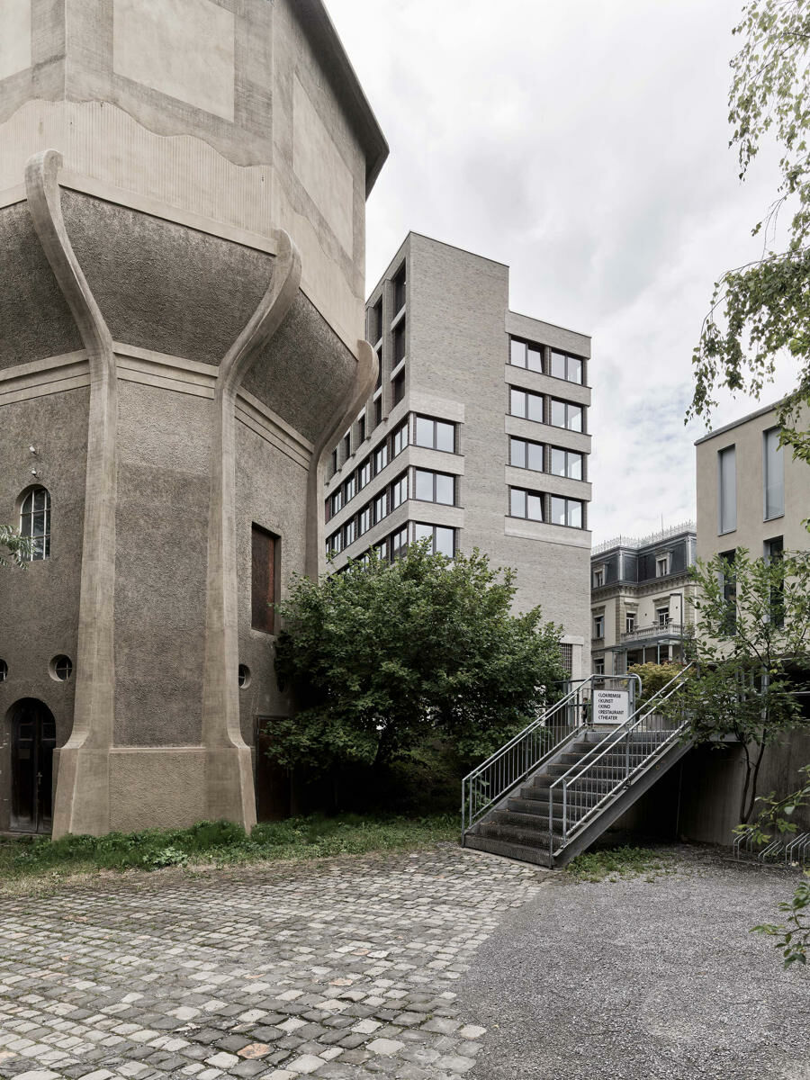 Der Neubau tritt hier, an der Grenze zur Innenstadt als Hochpunkt in Erscheinung.