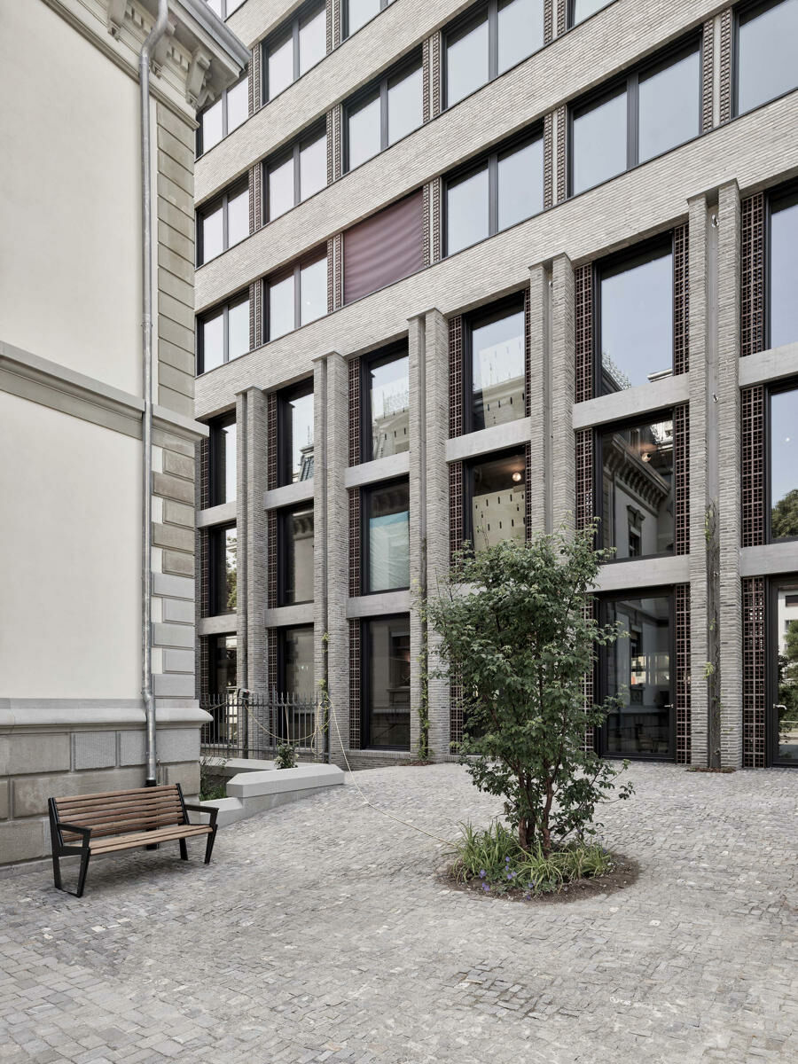 Hellgraue, schmale Klinker bekleiden die Fassaden des Hotels.