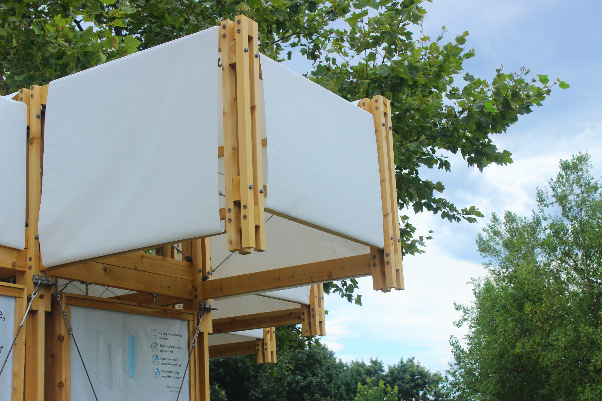 Textile Module kragen weit aus und sorgen für solare Verschattung.