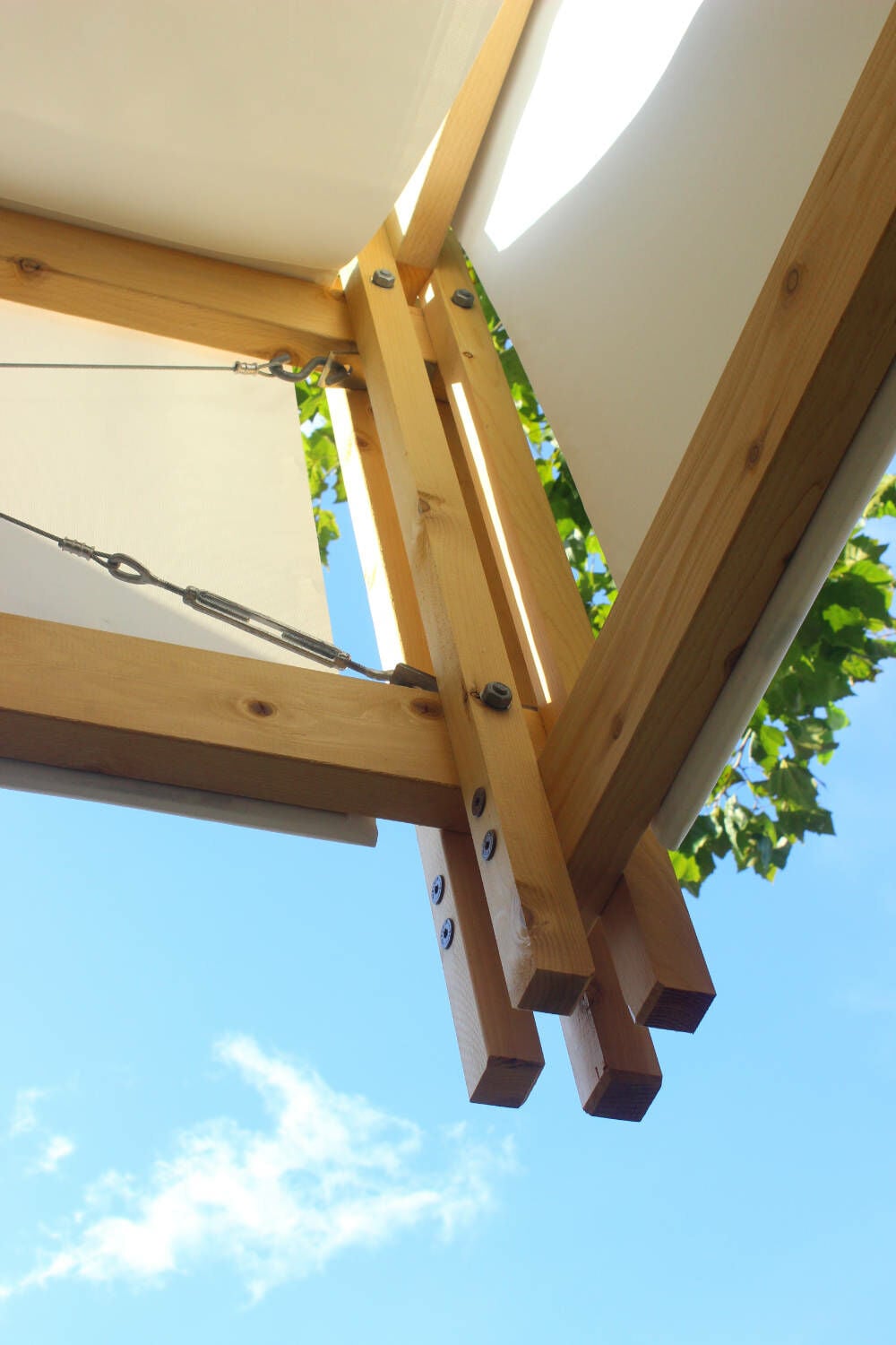 Detail Holzverbindung: Präzise gefügter Holzrahmen mit Zugseilen und Membranspannung – modular zerlegbar und leicht montierbar.
