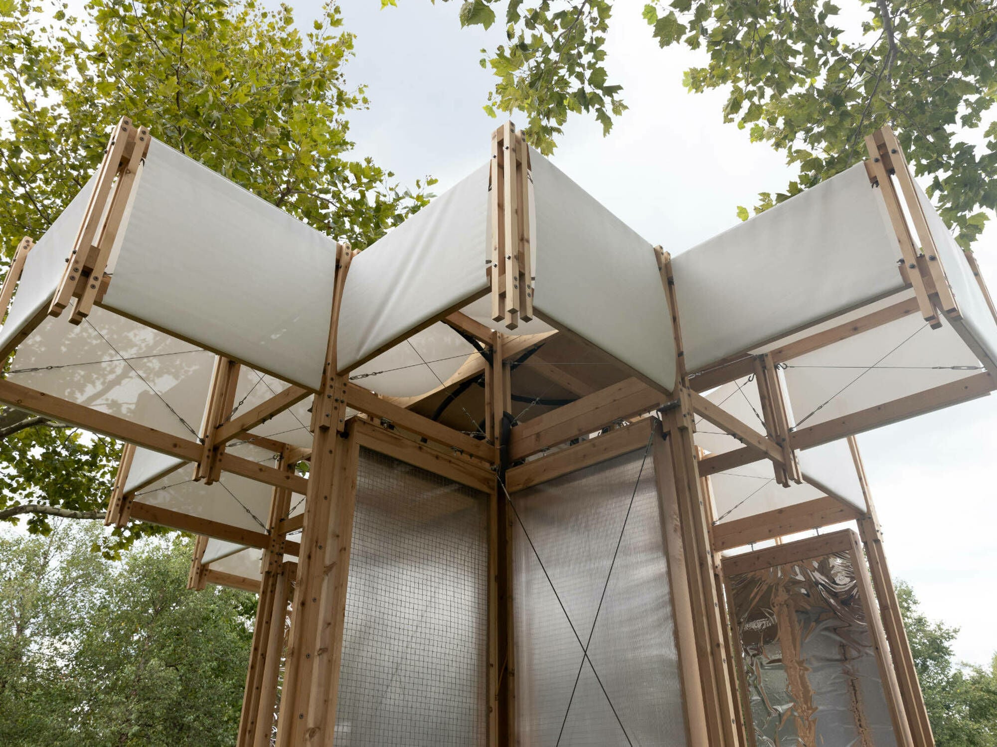 Der Pavillon-Prototyp KlimaKover von Henning Larsen verschattet passiv und kühlt aktiv, ohne dabei an das Energienetz angeschlossen zu sein.
