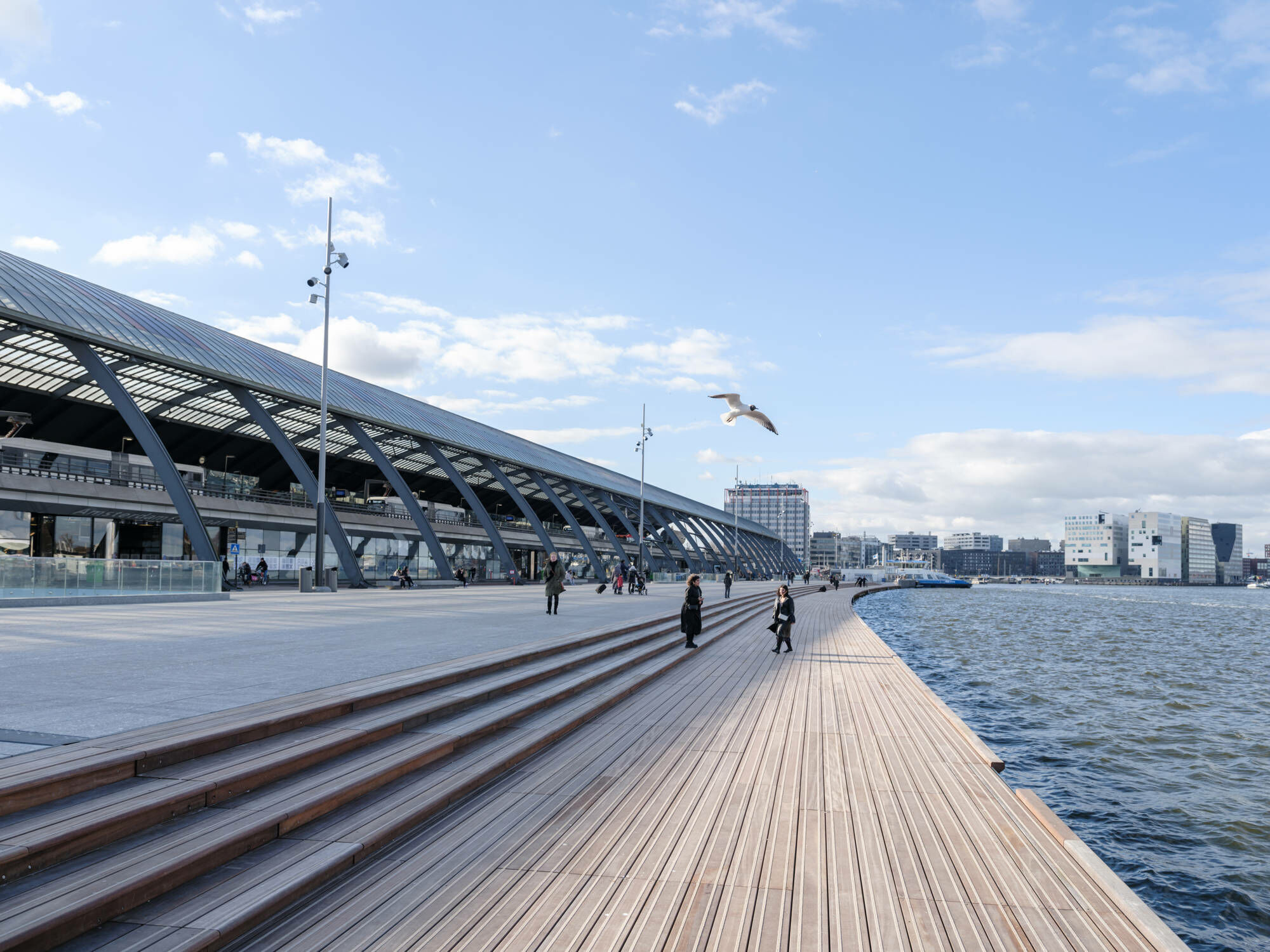 Den Abschluss bildet eine Holzterrasse über dem Anfahrschutz.