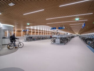 2023 eröffnete das von VenhoevenCS architecture+urbanism entworfene Fahrradparkhaus am Amsterdamer Hauptbahnhof.