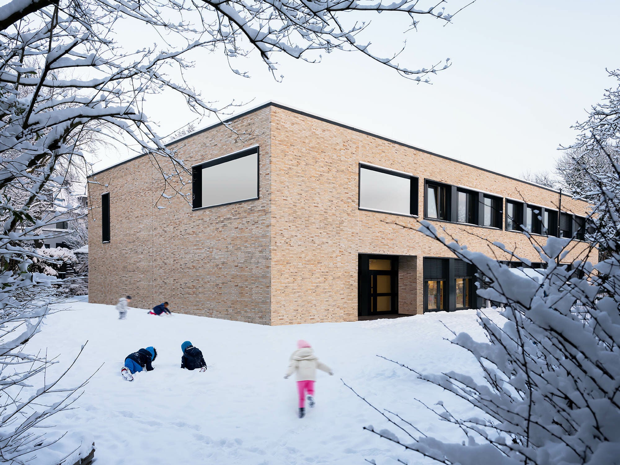 Die von SEHW Architektur geplante Lernmensa ergänzt seit 2023 die Gemeinschaftgrundschule Nußbaumerstraße in Köln Neuehrenfeld.