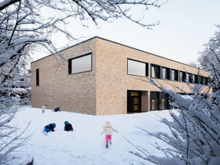 Die von SEHW Architektur geplante Lernmensa ergänzt seit 2023 die Gemeinschaftgrundschule Nußbaumerstraße in Köln Neuehrenfeld.