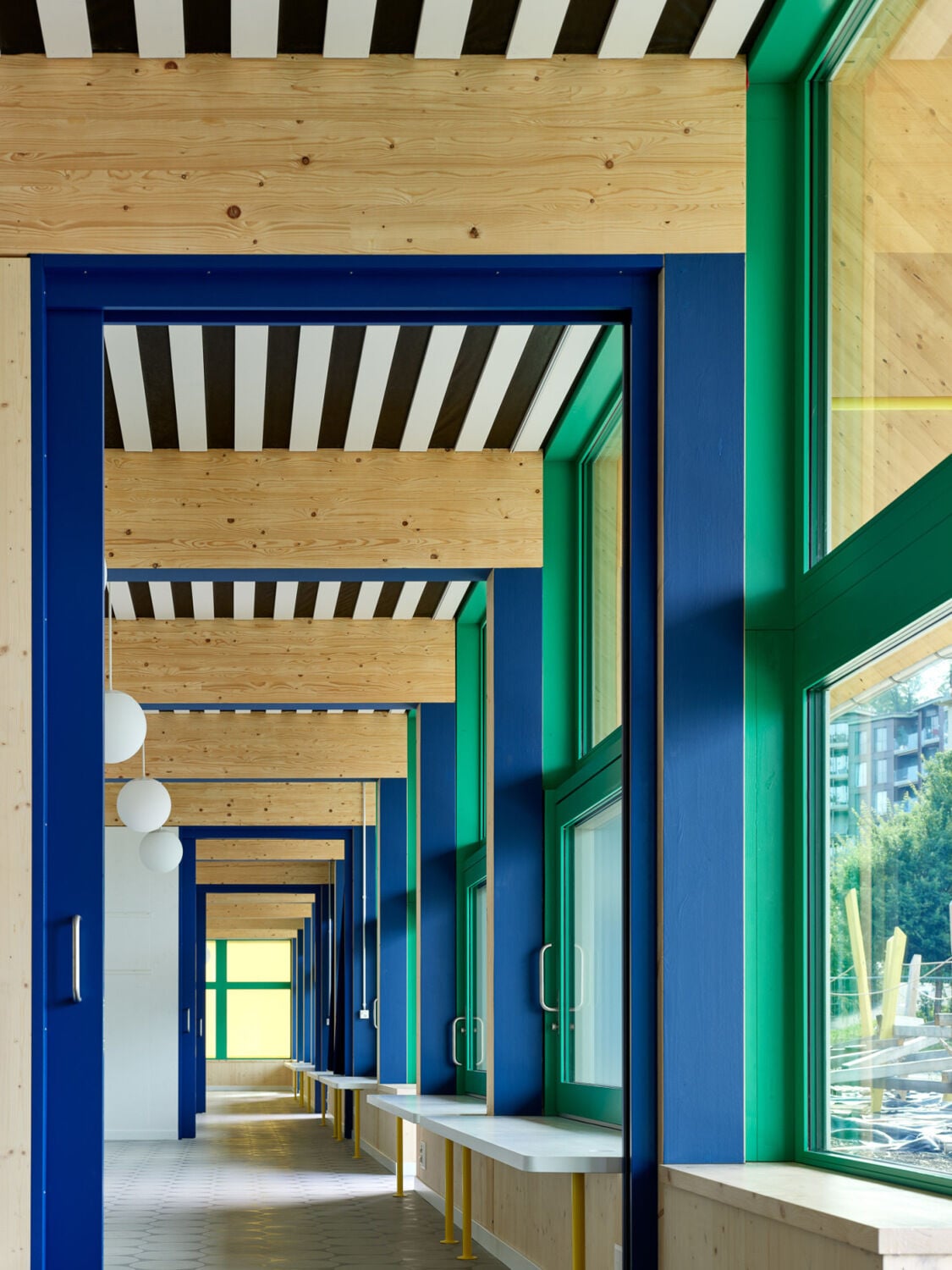 Holz, Beton, Blau und Grün prägen das Innere.