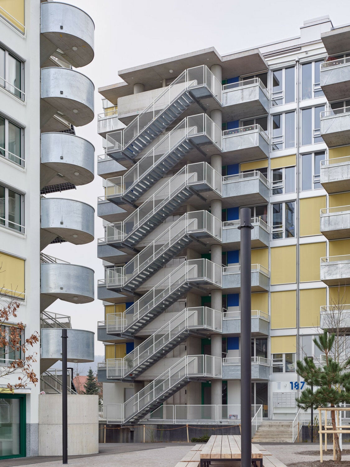 Haus B hat drei außenliegende Treppenhäuser.