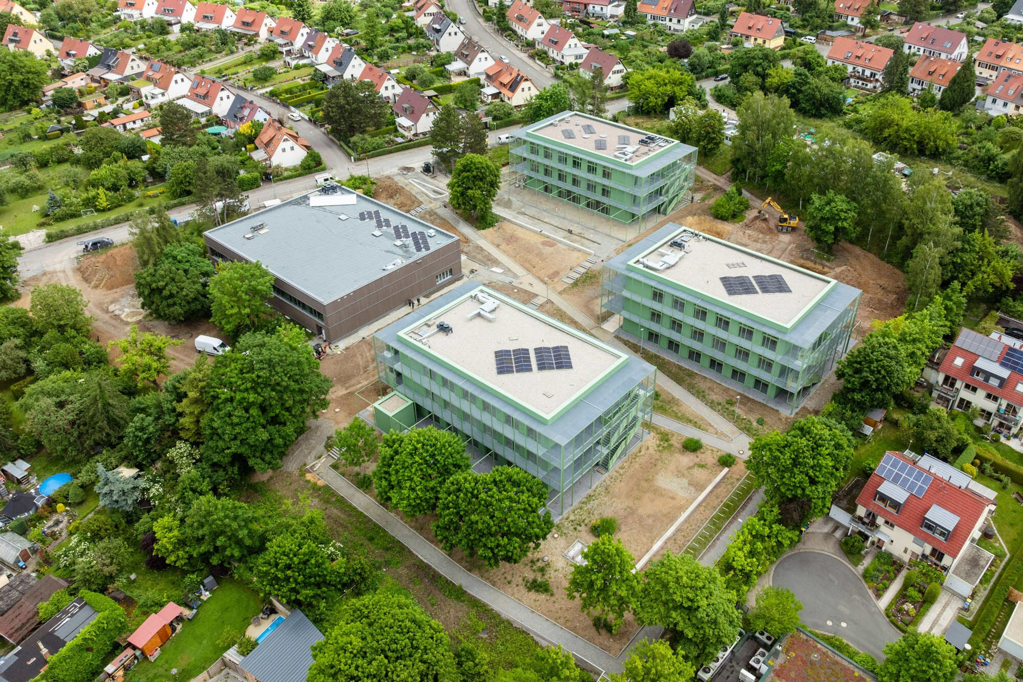 In drei Quadern mit jeweils drei Geschossen plus einer Sporthalle ist Platz für rund 350 Schüler*innen.