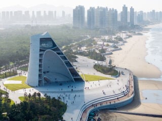 Der Sun Tower von Open Architecture thront im neuen Stadtteil der chinesischen Stadt Yantai.