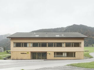 Durch die Neuausrichtung des Haupteingangs verliehen firm Architekten aus Lustenau dem Gebäude eine deutlich stärkere Präsenz.