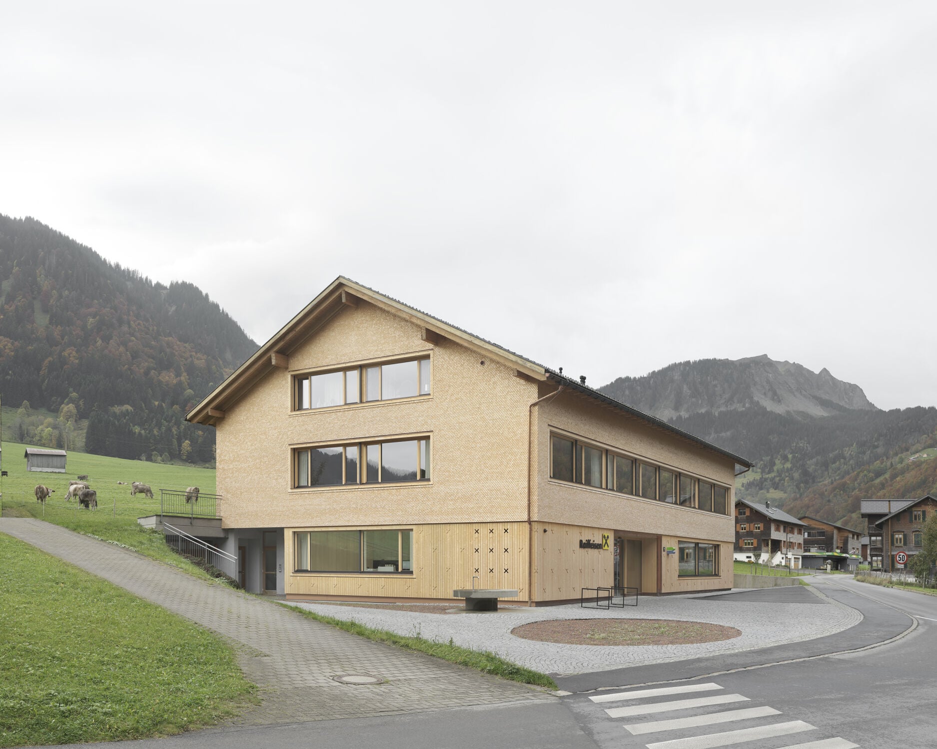Das Gelände fällt von Süden nach Norden ab, sodass das Erdgeschoss auf der Südseite in den Hang integriert ist.