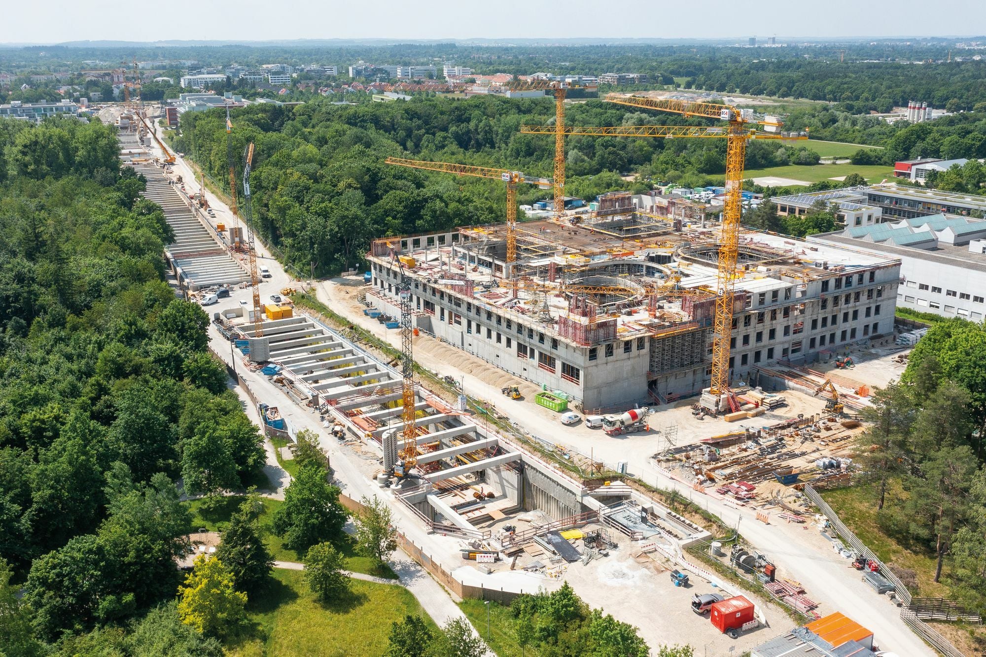 Synergien im Rohbau: Das ausführende Unternehmen unterhält auf dem benachbarten Campus in Großhadern eine Hochbau-Baustelle für den künftigen Neubau der Universitätsklinik für Kinder- und Jugendmedizin. 