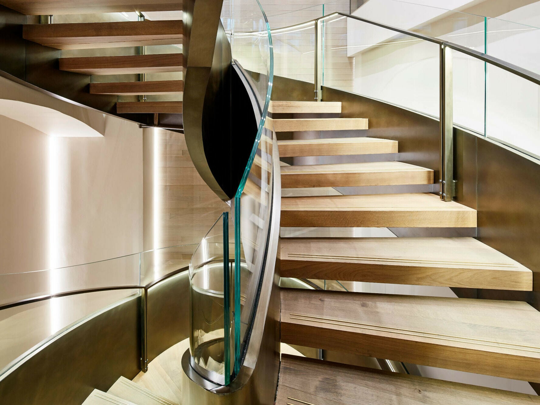 Glasgeländer sind effektvoll und wirken ohne Holme und Pfosten besonders elegant.Diese Metallart-Treppe steht im Wiener Flagship-Store von Max Mara.