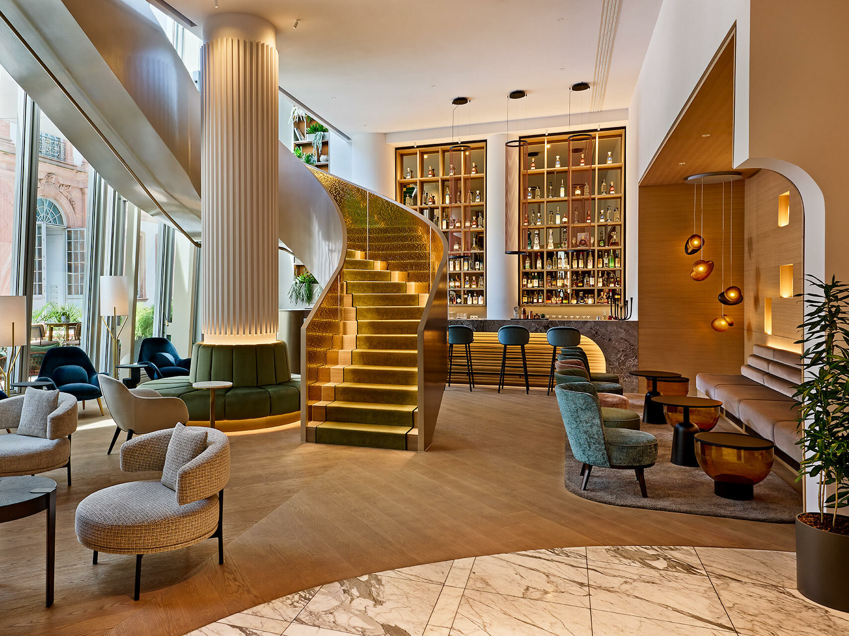 Diese goldene Showtreppe aus Stahl schwingt sich im JW Marriott Hotel Frankfurt empor.