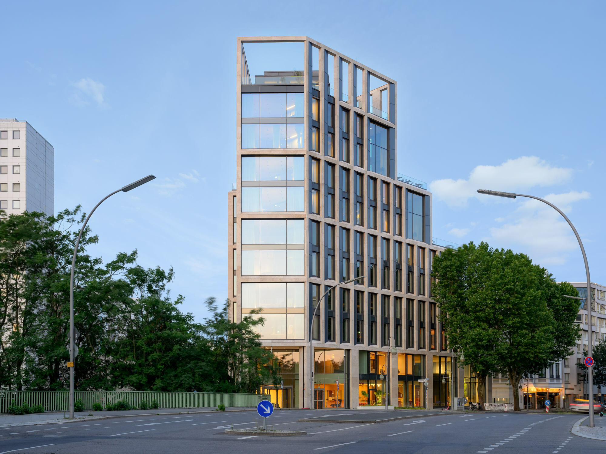2025 bezog die Berlin Hyp ihr neues Bürohaus im Berliner Westen, entworfen von C.F. Møller Architects.