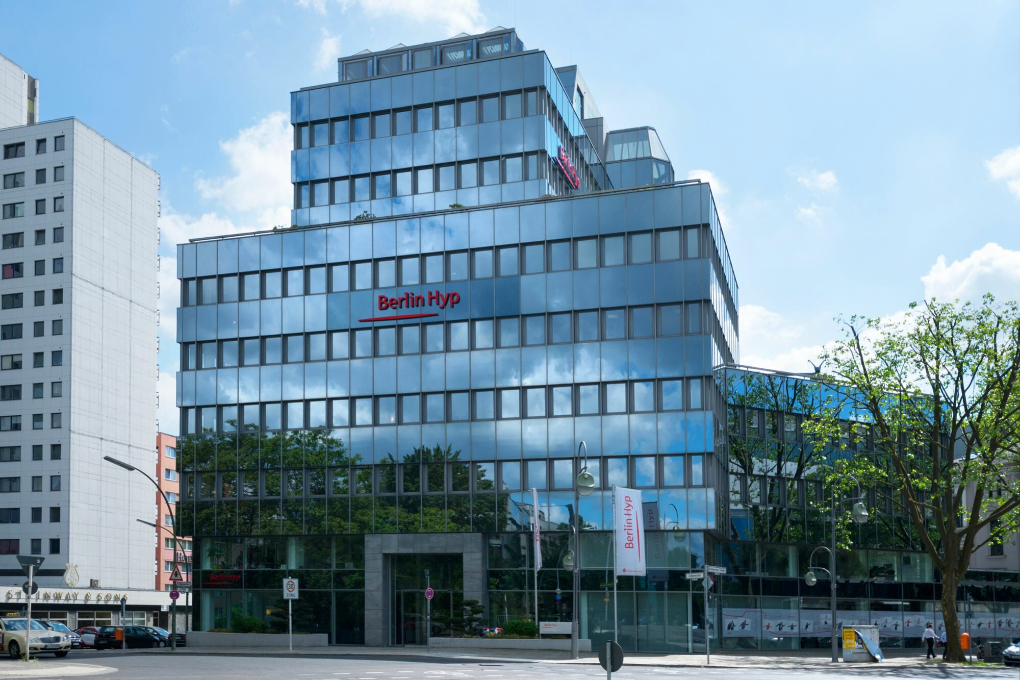 Den Bestand mit seinen Zellenbüros empfand die Bank als nicht mehr zeitgemäß. Ein Umbau kam nach eingehenden Untersuchungen nicht infrage.