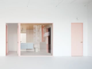 Die überhohe, hellblau lackierte Eingangstür führt zu Colección ES Headquarters – einem Ausstellungs- und Veranstaltungsort, gestaltet vom madrilenischen Architekturbüro Carbajo Hermanos.
