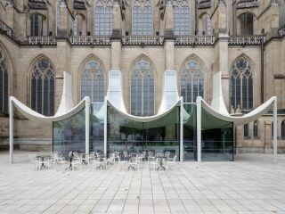Selten kam ein Besucherzentrum einem Kirchenbau so nah wie im Fall des von Peter Haimerl. Architektur entworfenen Domcenters in Linz.