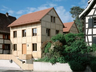 Der Neubau besteht aus zwei zweigeschossigen Häusern und einem Verbindungsbau (Ansicht aus nördlicher Richtung).