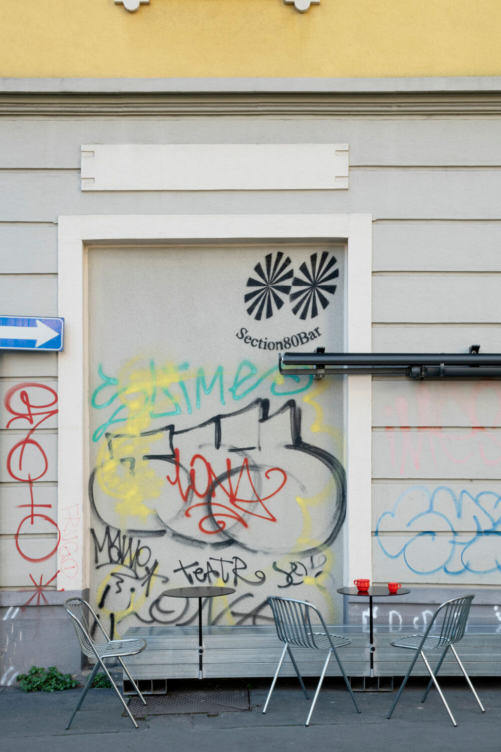 Die Graffiti an der Fassade wurden bewusst erhalten, um den Charakter des Gebäudes im aufstrebenden Kreativviertel Isola zu bewahren.