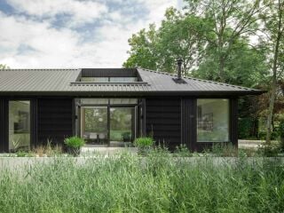 i29 Architects zeigt mit diesem Einfamilienhaus in den Niederlanden, dass generationsübergreifendes Wohnen auf einem kompakten Raum möglich ist, ohne ästhetische Kompromisse einzugehen. 