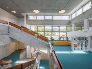 Im Zuge einer umfassenden Sanierung im Jahr 2021 ließen Tp3 Architekten die Sichtbetonelemente der Volksschule Bruckmühl wieder freilegen.