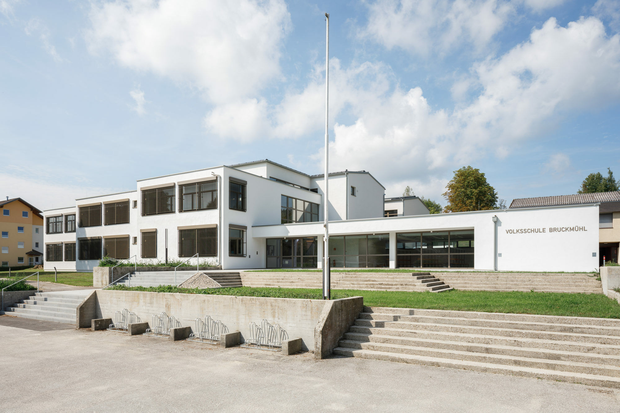 Heute ähnelt die Volksschule wieder ihrem bauzeitlichen Zustand.