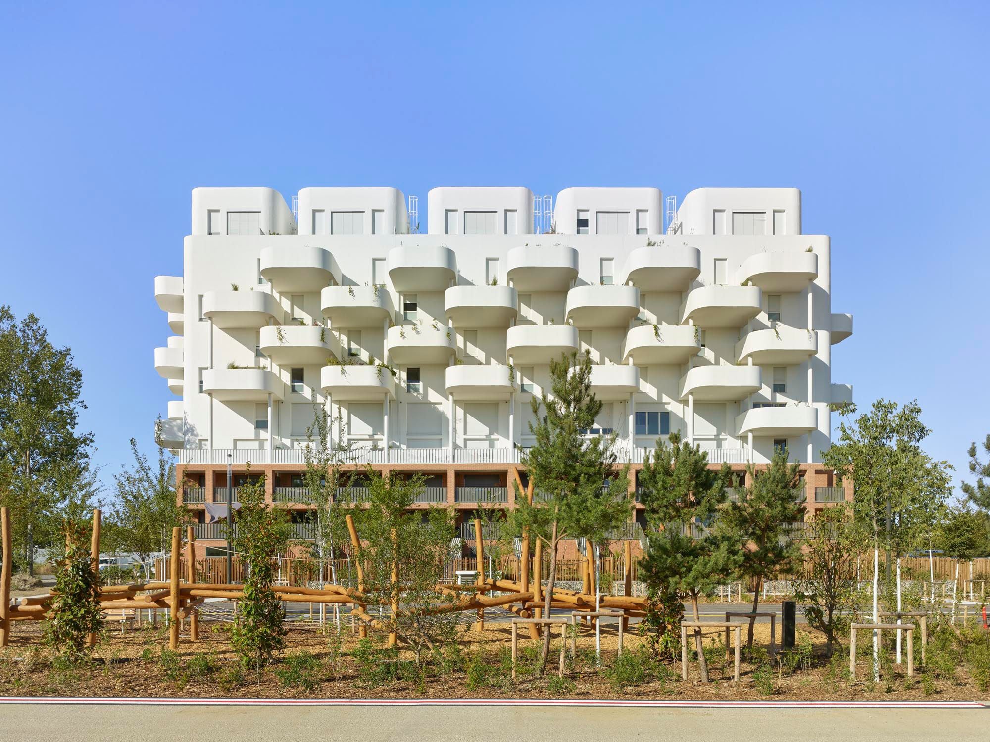 Home Spirit besticht mit einer weit auskragenden Balkonlandschaft