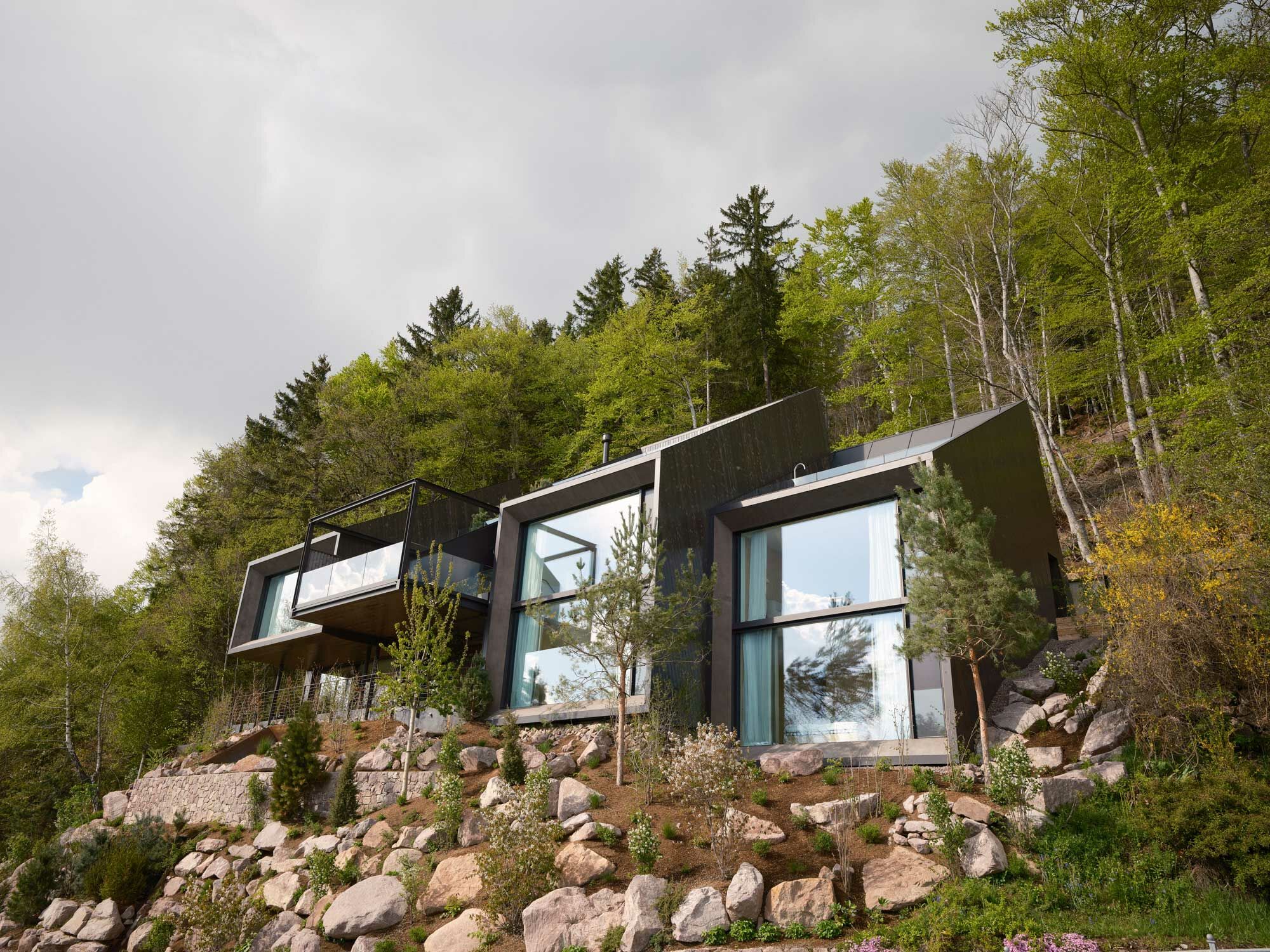 Der Südtiroler Gestalter Harry Thaler realisierte in Hafling mit dem Monti House drei Ferienwohnungen, deren Architektur, Innenraumgestaltung und maßgefertigte Möblierung vollständig aus seiner Hand stammen.