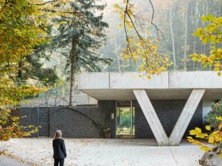 Paulíny Hovorka Architects haben im slowenischen Banka für eine Familie das Wohnhaus Banánka errichtet.
