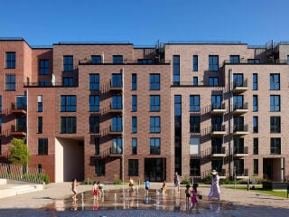 Auf dem Areal der ehemaligen Justizvollzugsanstalt in Düsseldorf-Derendorf wurde unter dem Namen Maxfrei ein autofreies Stadtviertel mit 200 Eigentumswohnungen verwirklicht.