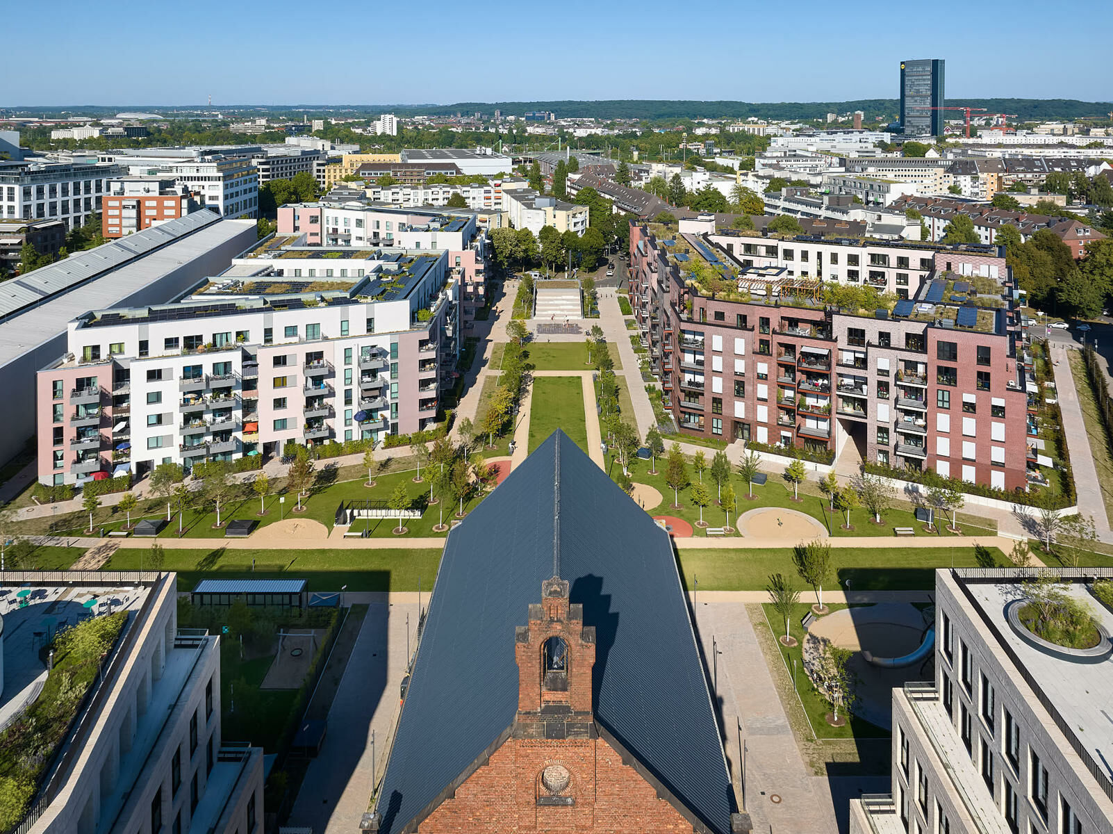 Die ehemalige, historische Gefängniskapelle (im Vordergrund) blieb erhalten.