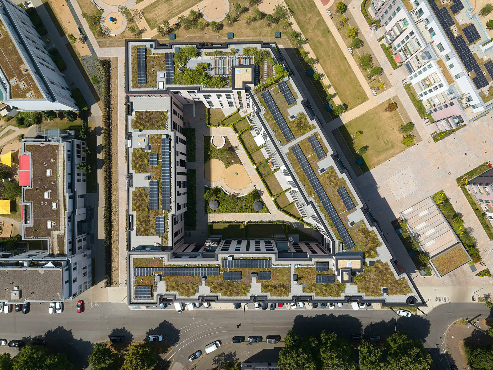 Die Architekt*innen entwickelten ein Ensemble in Form eines rechtwinkeligen Trapezes.