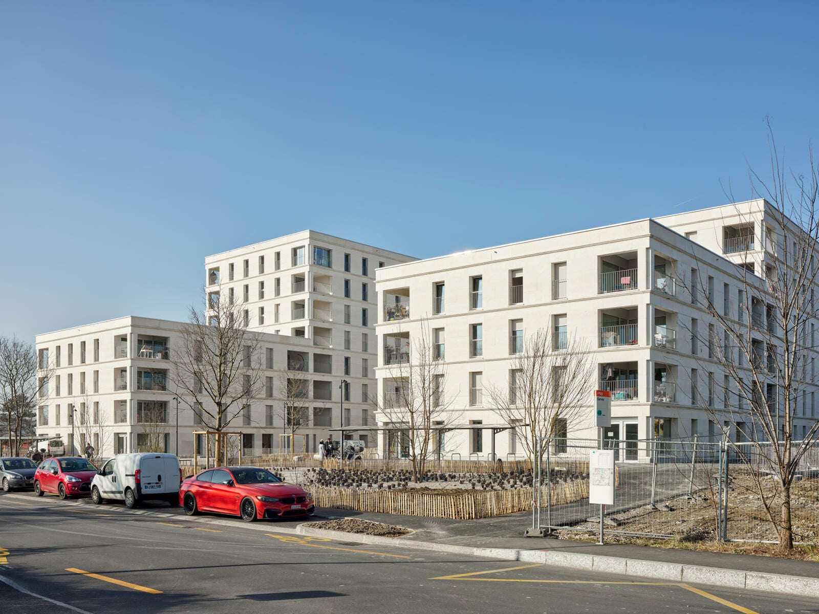 In Richtung Quartier weisen die Baukörper sechs bzw. acht Geschosse auf, zur ruralen Umgebung vier. 