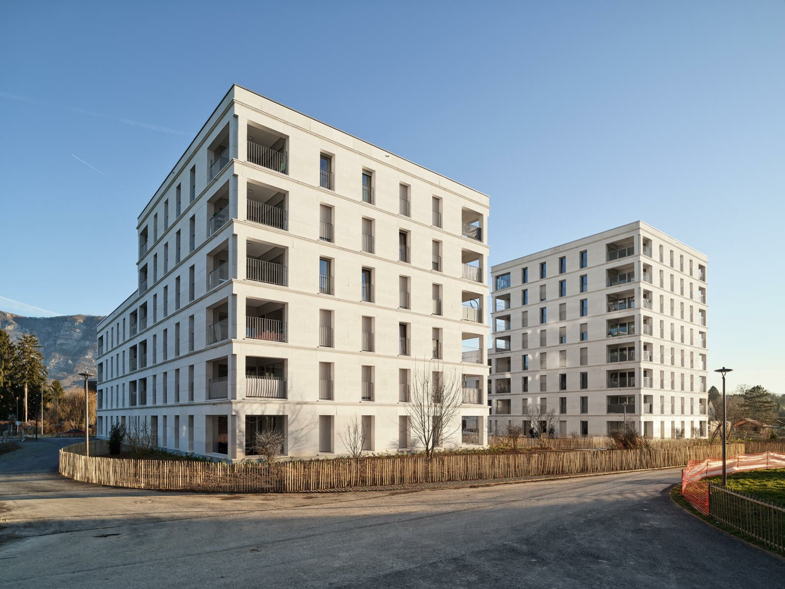 Einziger Fassadenschmuck sind die umlaufenden Gesimse, die das Regenwasser von der Fassade fernhalten.