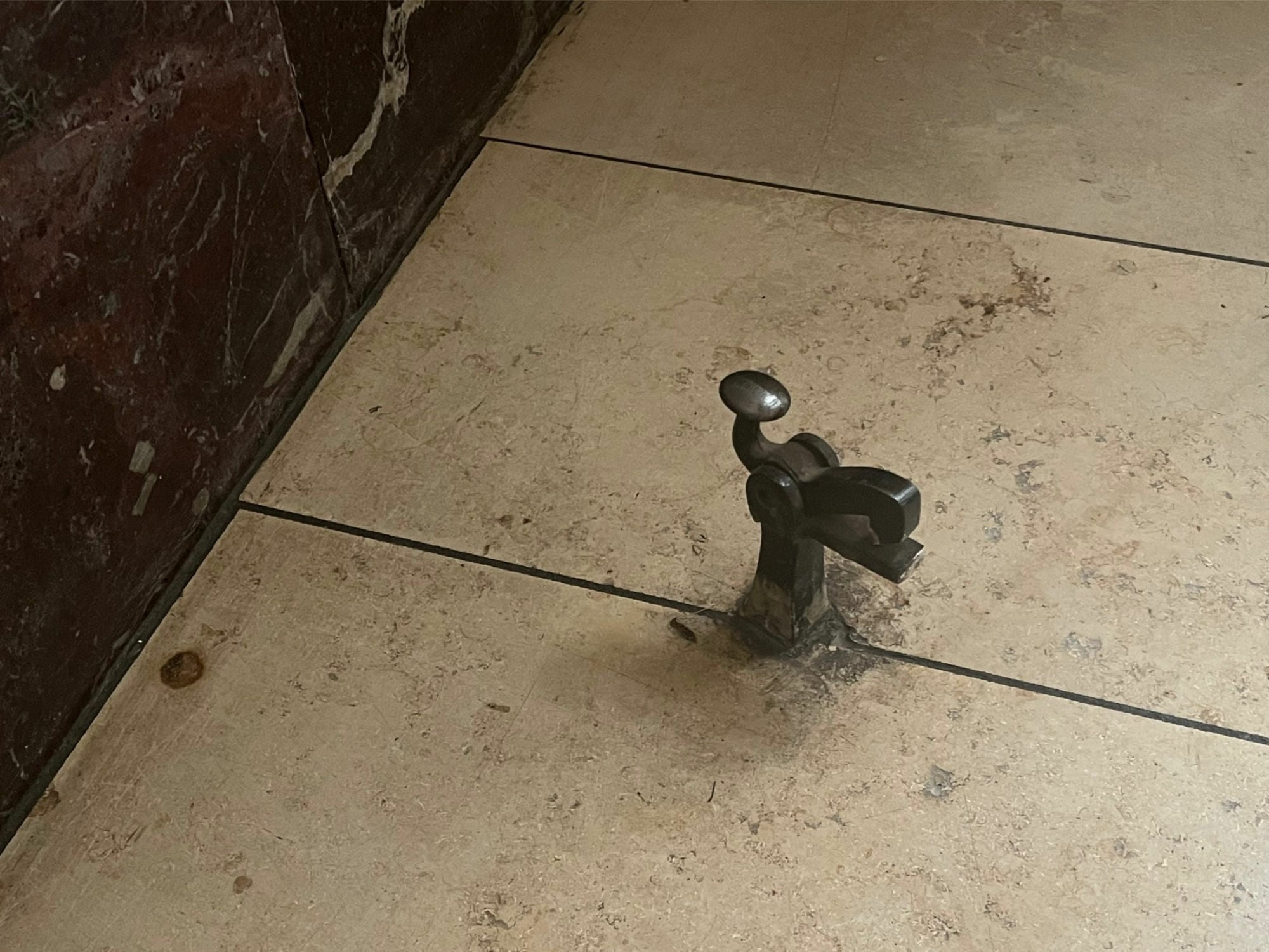 Türfesteller sind meist im Bodenbereich von Eingängen installiert.