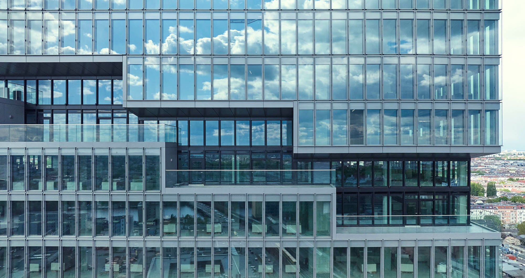 Die treppenartigen Terrassen umschließen das Gebäude über die Höhe