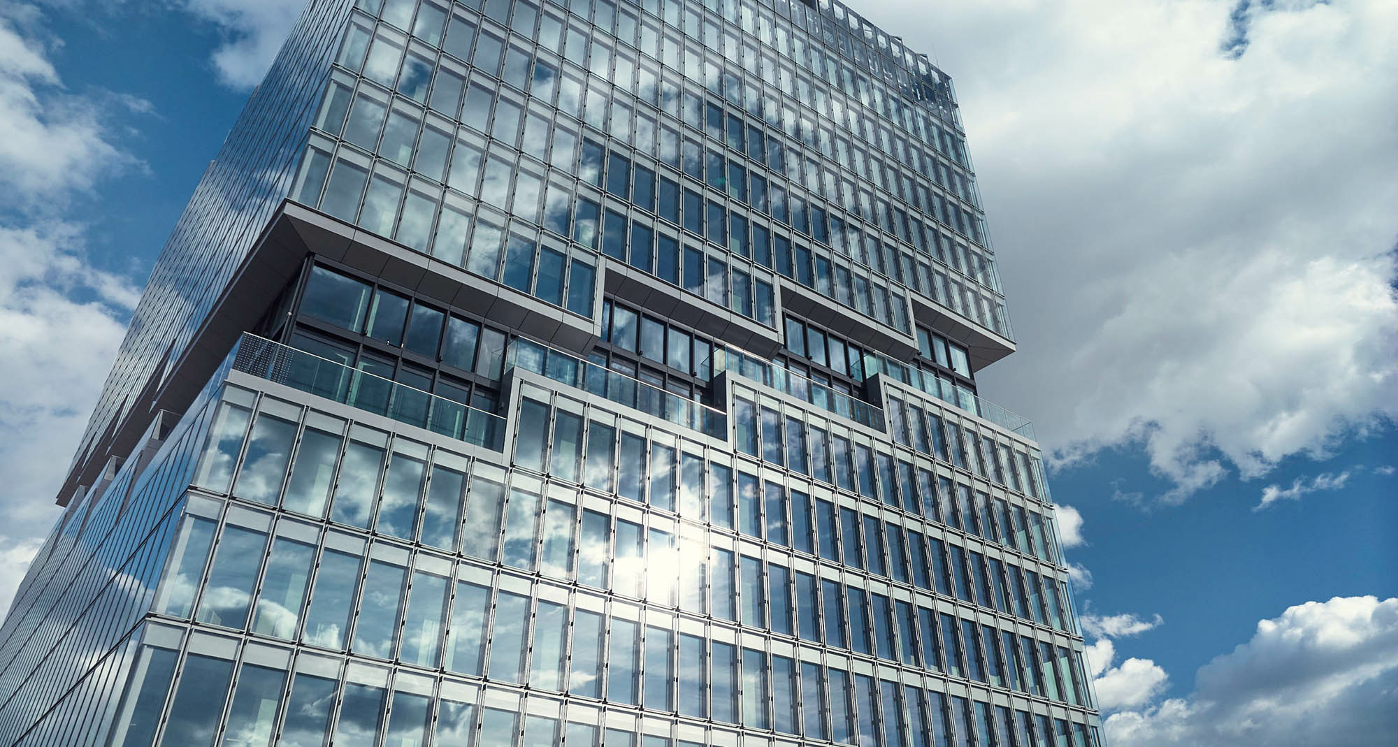 Mehrere treppenartige Schlitze in der Fassade sind das auffälligste Kennzeichen des kantigen Büroturms