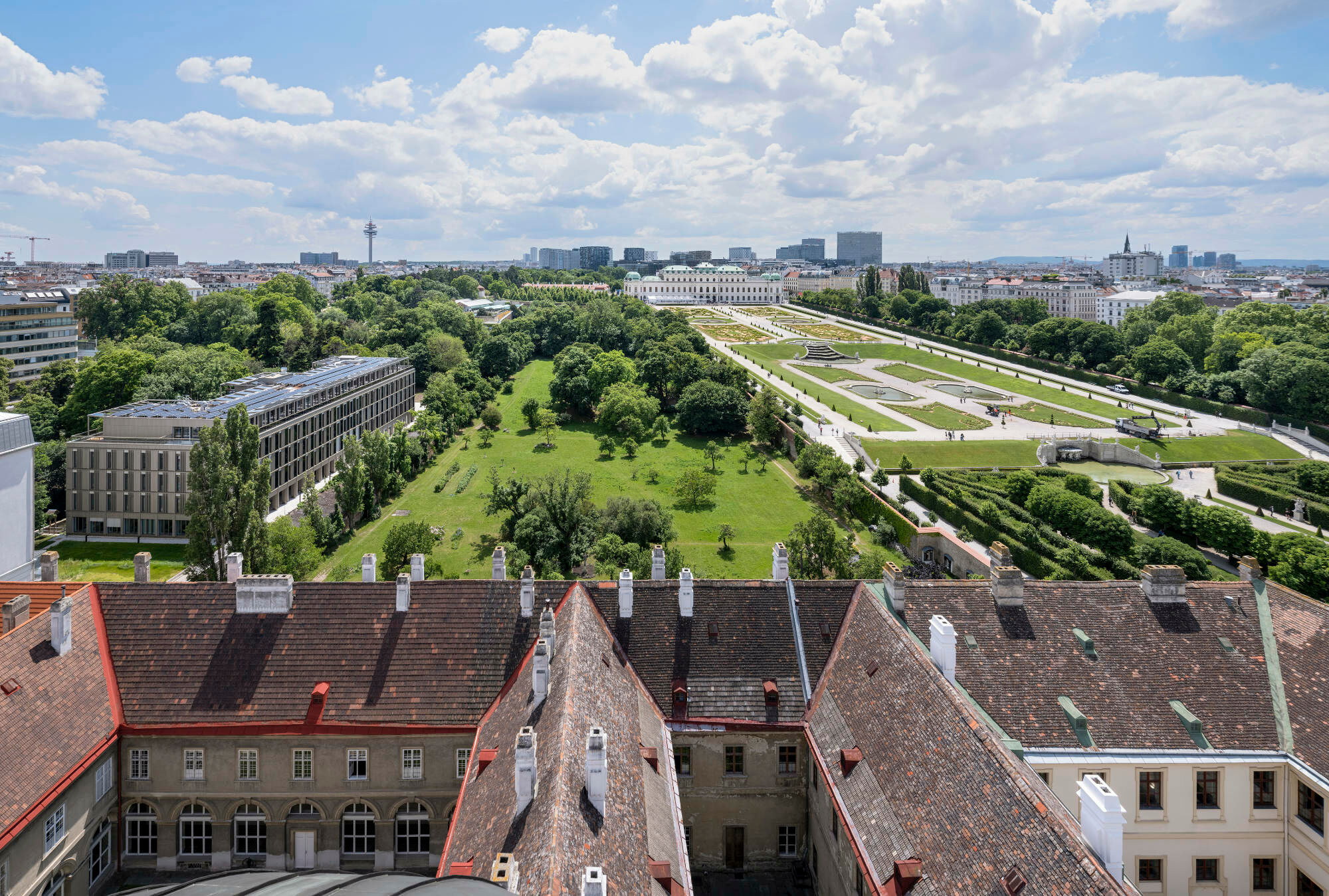 Der von ATP architekten ingenieure revitalisierte Sitz des Europäischen Patentamts in Wien wurde 2024 fertiggestellt und zählt mit seiner BREEAM-Zertifizierung „Outstanding“, einer Holzelementfassade mit integrierter Photovoltaik und einem CO2-neutralen Energiekonzept zu den nachhaltigsten Bürogebäuden Europas.