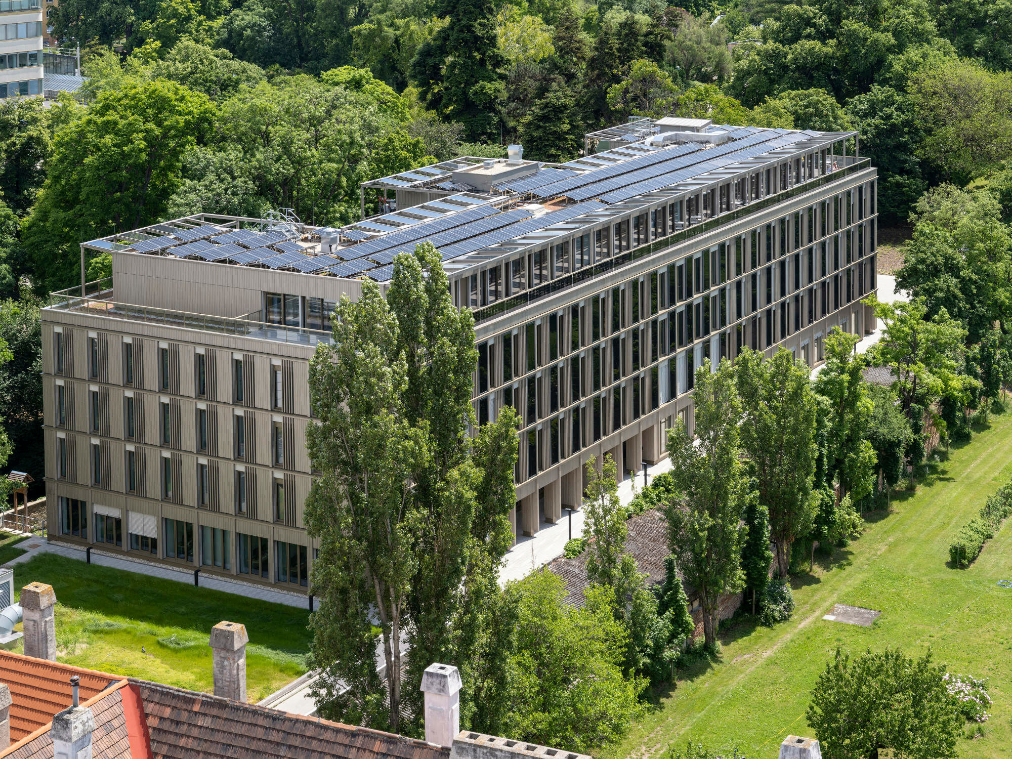 Die Photovoltaikmodule an der West- und Südfassade sowie auf dem Dach decken gemeinsam mit Wärmepumpen und Erdwärmesonden den gesamten Energiebedarf des Gebäudes.