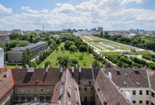 Der von ATP architekten ingenieure revitalisierte Sitz des Europäischen Patentamts in Wien wurde 2024 fertiggestellt und zählt mit seiner BREEAM-Zertifizierung „Outstanding“, einer Holzelementfassade mit integrierter Photovoltaik und einem CO2-neutralen Energiekonzept zu den nachhaltigsten Bürogebäuden Europas.