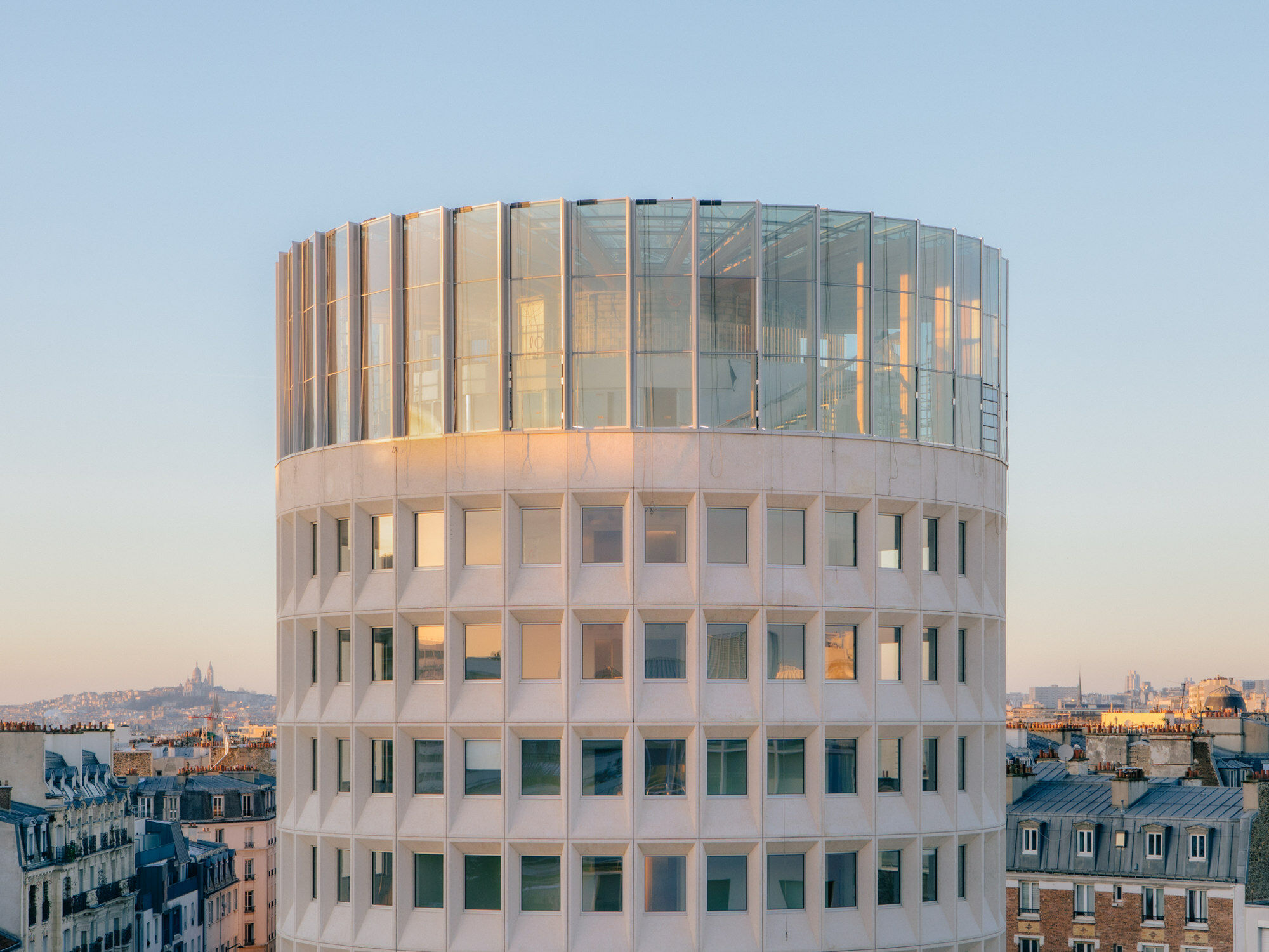 In Paris wurde Tour Racine (ehemals Toru ONF) nach Plänen von Maude Caubet Architectes saniert und aufgestockt.