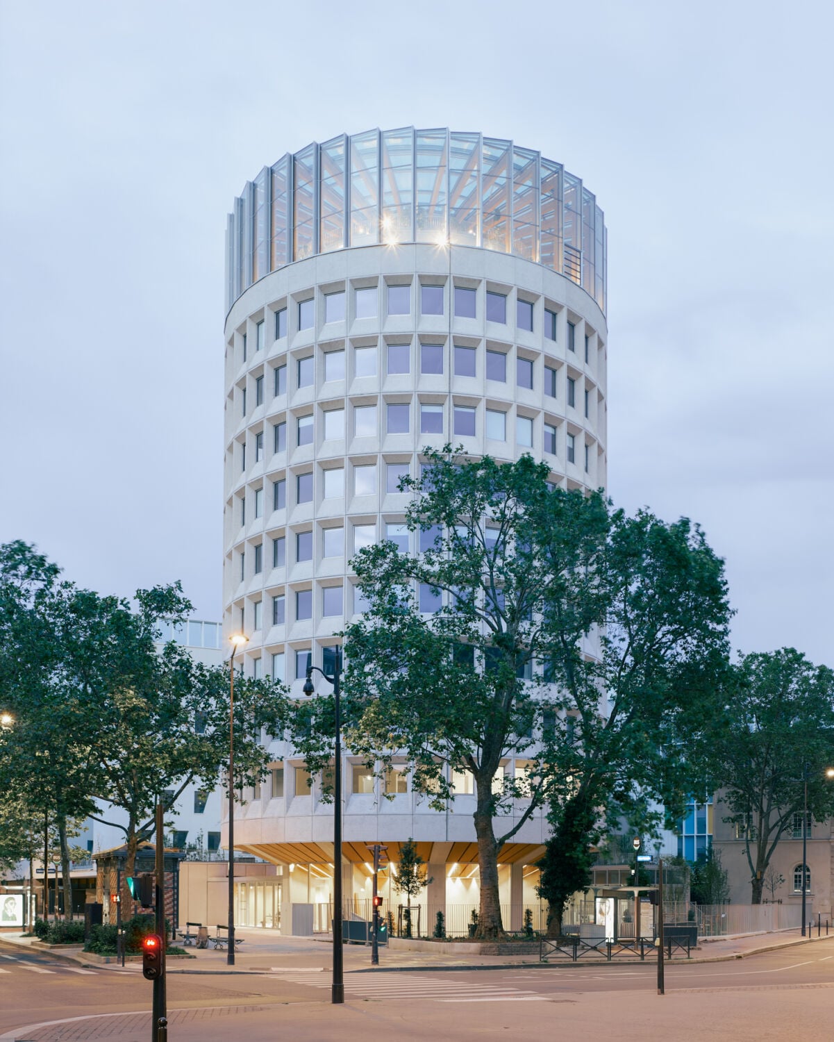 Der Turm steht als Solitär an einer Straßenkreuzung.