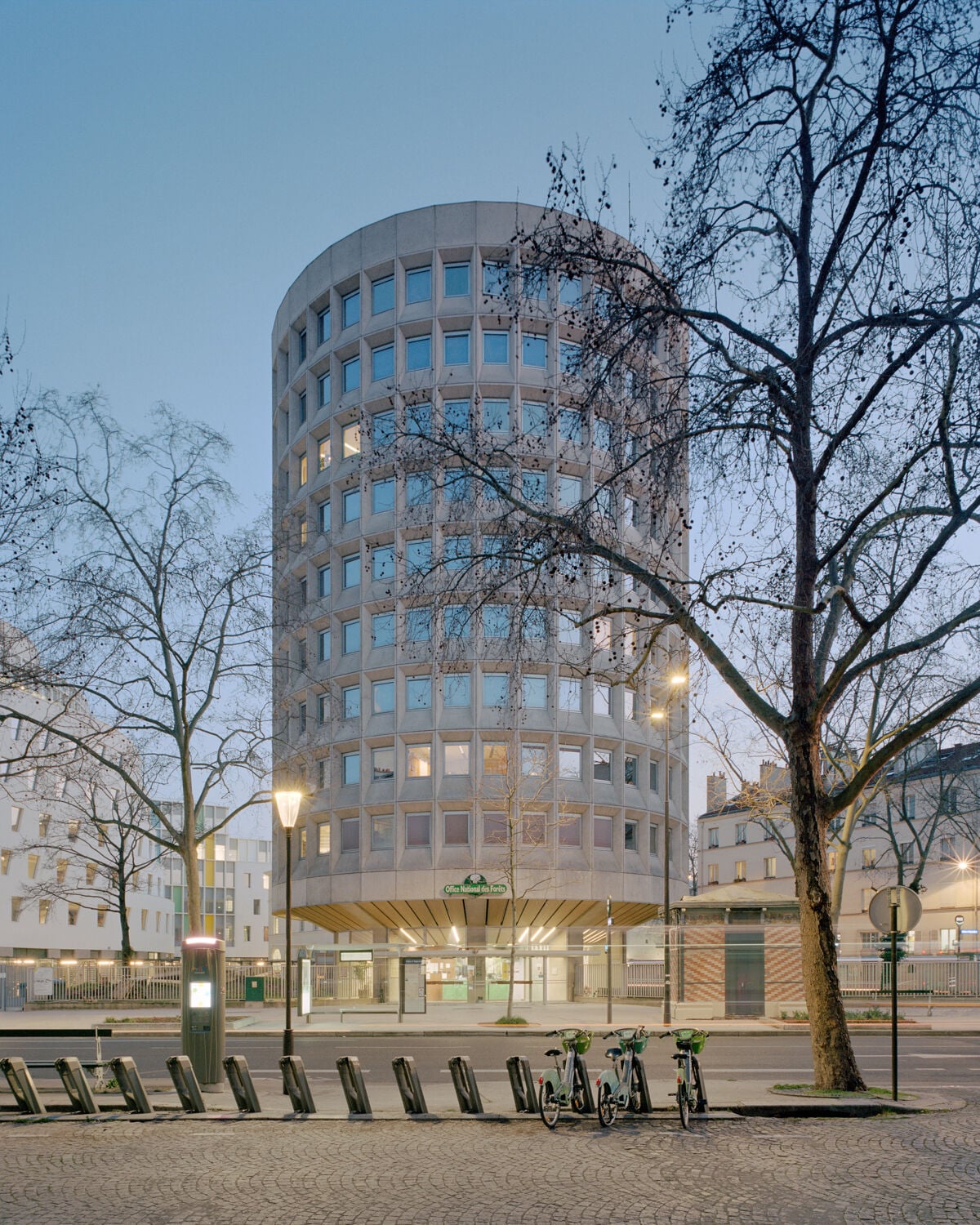Bis 2022 war der ursprünglich elfgeschossige Turm Sitz der Office National des Forêts (ONF).