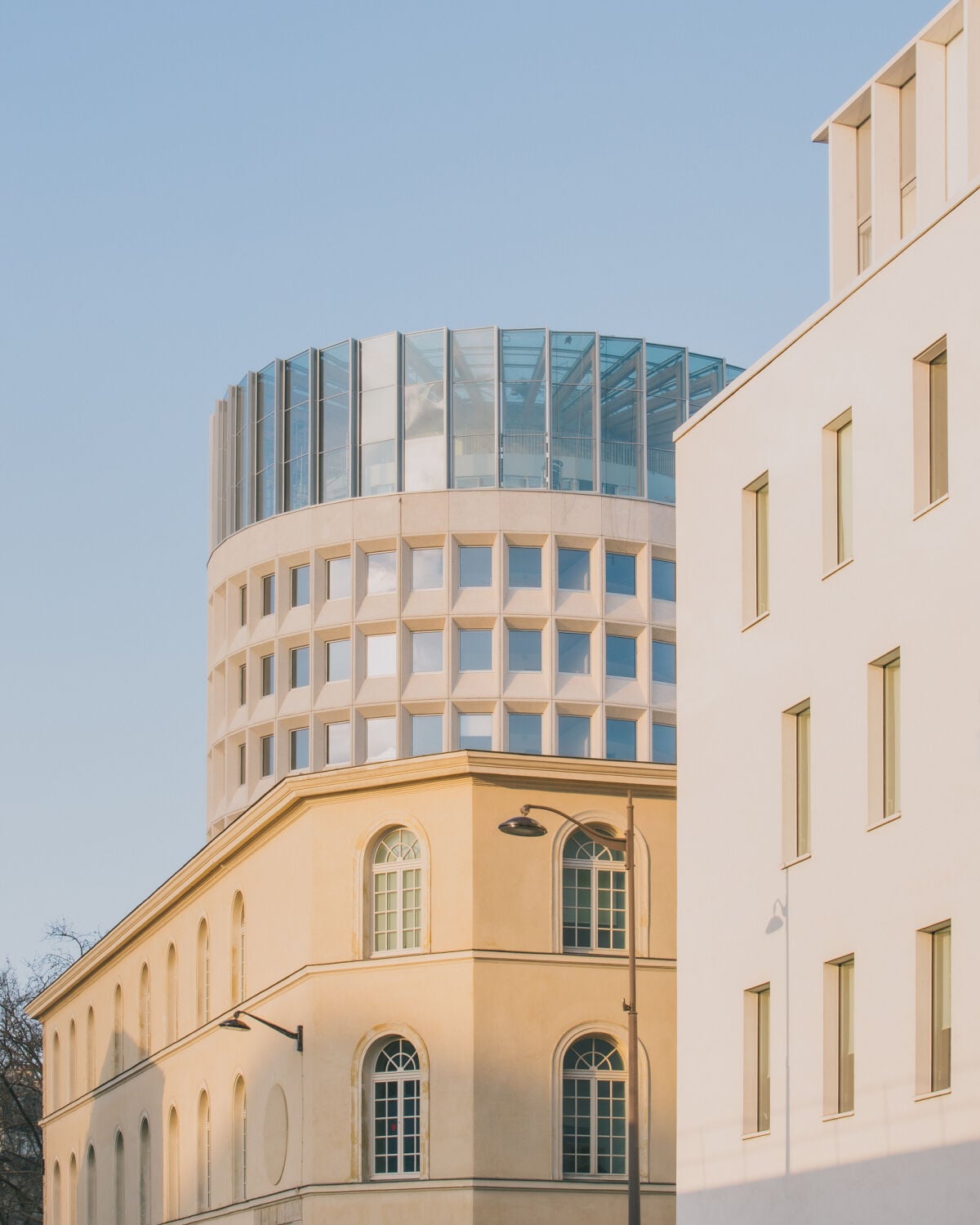 Ein zweigeschossiges Gewächshaus mit Café bildet die heute die „gläserne Krone“ des Turm.