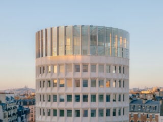 In Paris wurde Tour Racine (ehemals Toru ONF) nach Plänen von Maude Caubet Architectes saniert und aufgestockt.