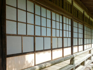 Shoji sind traditionelle japanische Schiebetüren, bzw. -fenster, Paravents und raumhohe Faltwände, die als transluzenter Sonnen-, Sicht- und Windschutz dienen. 