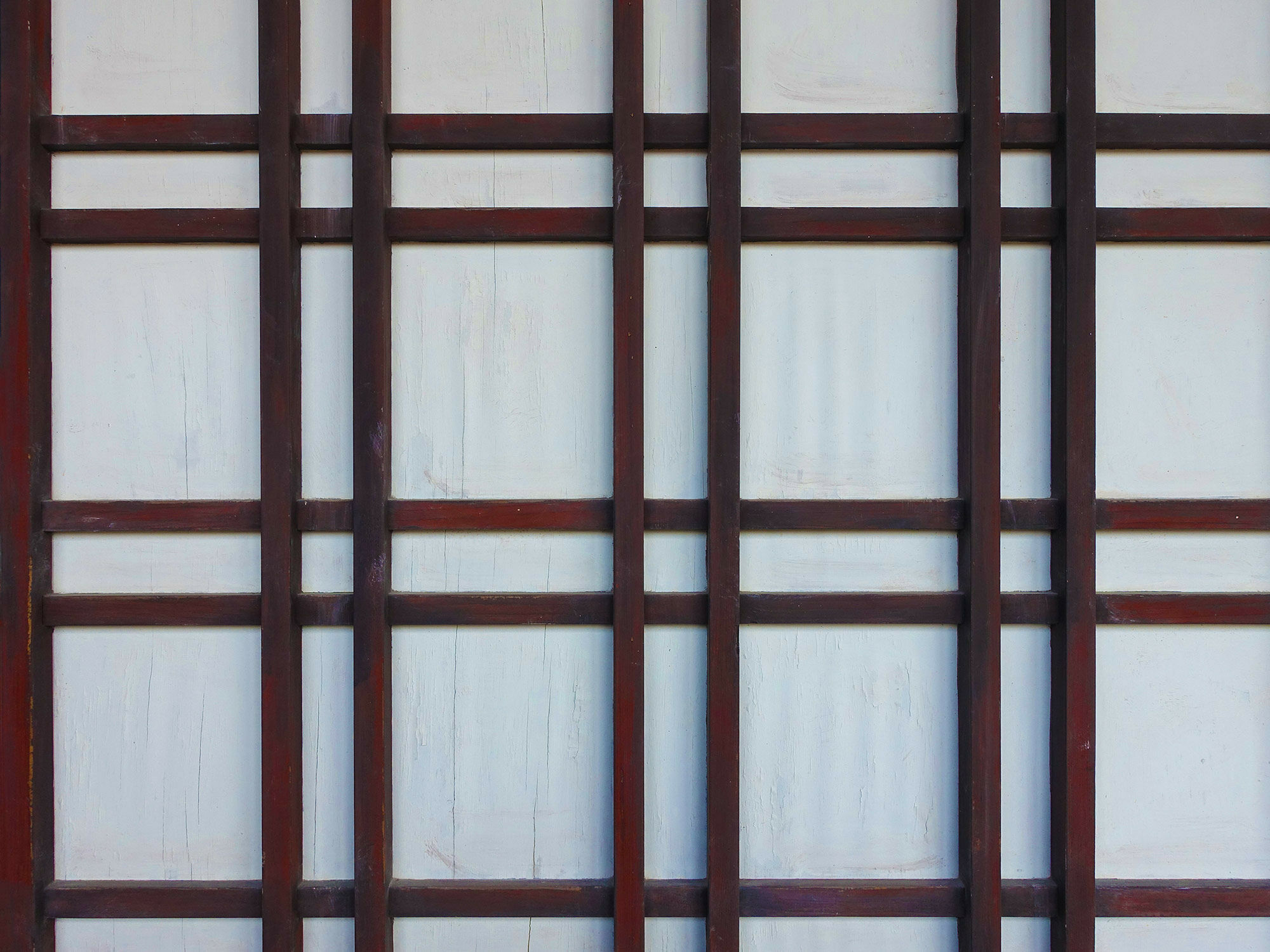 Die Rahmen bestehen aus japanischer Zeder, Hinoki-Zypresse oder Bambus und halten ein rechtwinkliges Gitter aus filigranen Leisten namens Kumiko.