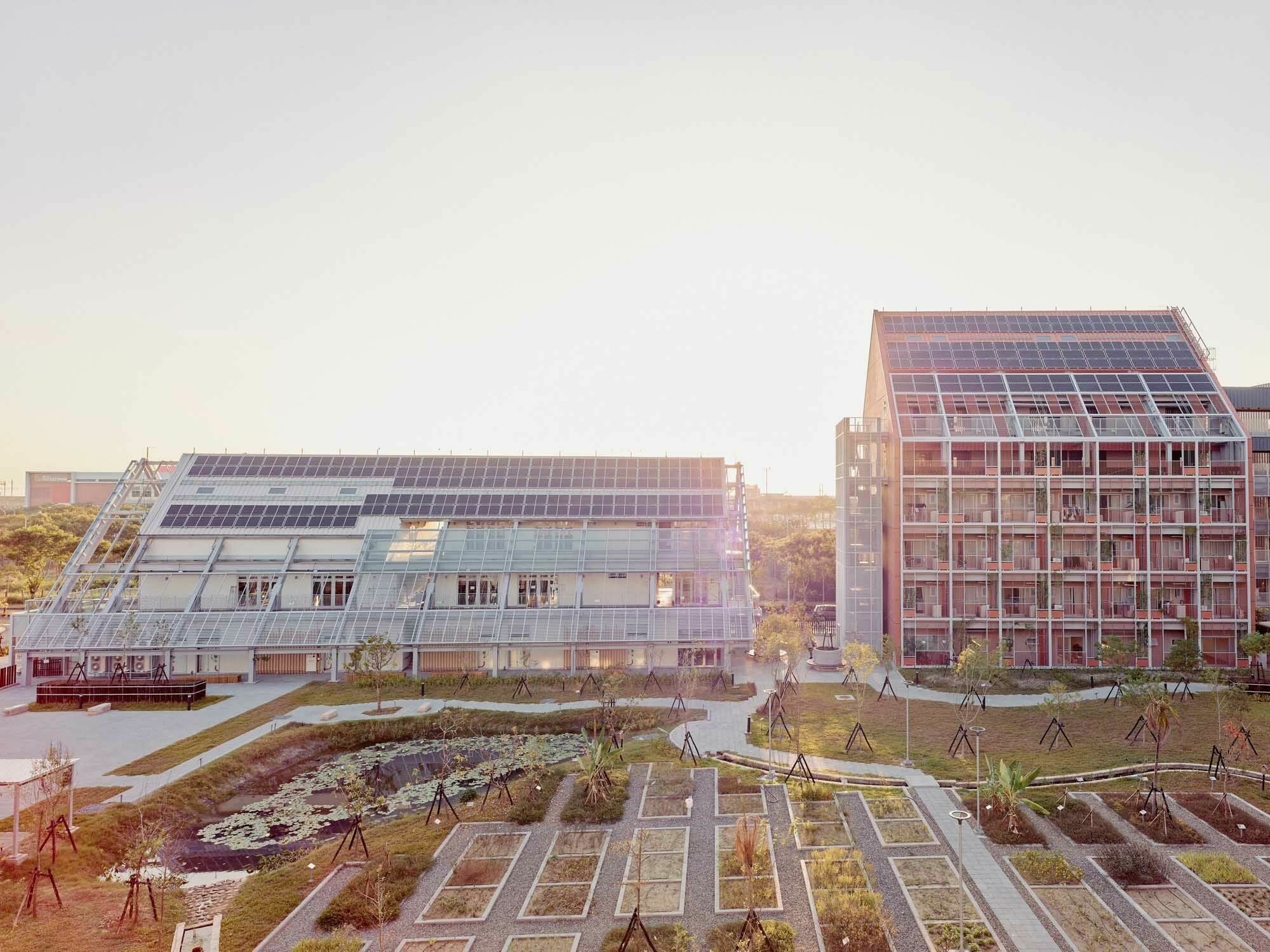 Eingebettet in die Shalun Smart Green Energy Science City, ein staatlich initiiertes Entwicklungsgebiet für nachhaltige Technologien, fungiert das Projekt Taisugar Circular Village in Tainan als Labor für ressourcenschonendes Bauen, Energieautarkie und neue soziale Wohnmodelle.