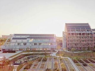 Eingebettet in die Shalun Smart Green Energy Science City, ein staatlich initiiertes Entwicklungsgebiet für nachhaltige Technologien, fungiert das Projekt Taisugar Circular Village in Tainan als Labor für ressourcenschonendes Bauen, Energieautarkie und neue soziale Wohnmodelle.